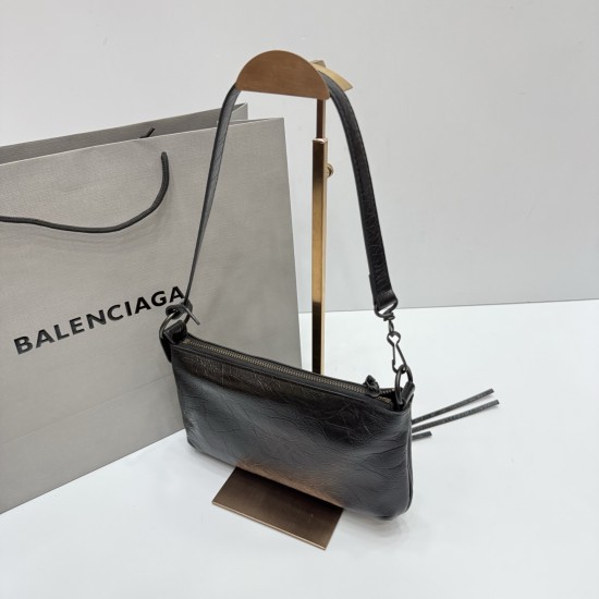 Waxed Black Small Balenciag New Horizontal Handle Camera Biker Bag The increasingly popular Parisian biker bag is finally new! The traditional biker bag has been improved to maintain the classic biker elements, full of rock and roll atmosphere, bold and a