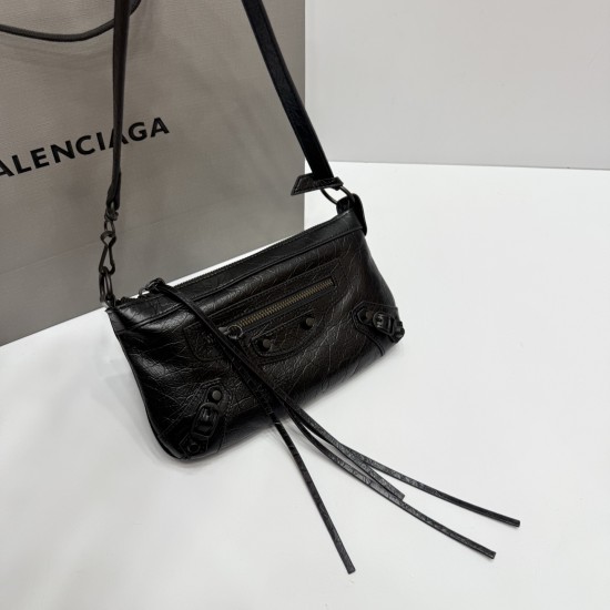 Waxed Black Small Balenciag New Horizontal Handle Camera Biker Bag The increasingly popular Parisian biker bag is finally new! The traditional biker bag has been improved to maintain the classic biker elements, full of rock and roll atmosphere, bold and a