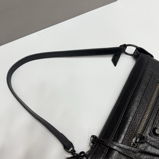 Waxed Black Small Balenciag New Horizontal Handle Camera Biker Bag The increasingly popular Parisian biker bag is finally new! The traditional biker bag has been improved to maintain the classic biker elements, full of rock and roll atmosphere, bold and a
