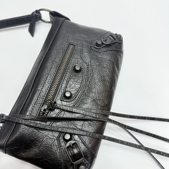 Waxed Black Small Balenciag New Horizontal Handle Camera Biker Bag The increasingly popular Parisian biker bag is finally new! The traditional biker bag has been improved to maintain the classic biker elements, full of rock and roll atmosphere, bold and a