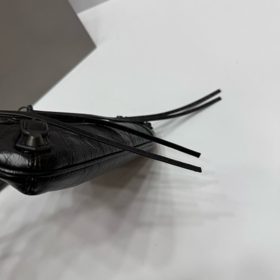 Waxed Black Small Balenciag New Horizontal Handle Camera Biker Bag The increasingly popular Parisian biker bag is finally new! The traditional biker bag has been improved to maintain the classic biker elements, full of rock and roll atmosphere, bold and a