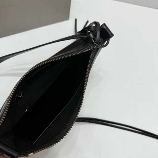 Waxed Black Small Balenciag New Horizontal Handle Camera Biker Bag The increasingly popular Parisian biker bag is finally new! The traditional biker bag has been improved to maintain the classic biker elements, full of rock and roll atmosphere, bold and a
