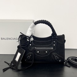 Small Brushed Black New Le City Biker Bag A classic reinterpretation of an iconic bag first introduced in 2000BALENCIAGA Le City returnsThe reintroduction of the Le City in luxurious Arena leather emphasizes vintage detailing including the original-size r