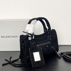Small Brushed Black New Le City Biker Bag A classic reinterpretation of an iconic bag first introduced in 2000BALENCIAGA Le City returnsThe reintroduction of the Le City in luxurious Arena leather emphasizes vintage detailing including the original-size r