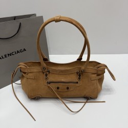 Frosted brown Balenciag Le city cross section biker bag must Amway 0 as the global spokesman kritt the same style it directly in the fashion circle shark crazy classic black leather texture pull full of old hardware through the retro flavor casual and uni