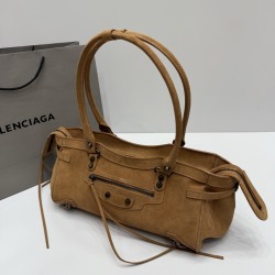 Frosted brown Balenciag Le city cross section biker bag must Amway 0 as the global spokesman kritt the same style it directly in the fashion circle shark crazy classic black leather texture pull full of old hardware through the retro flavor casual and uni