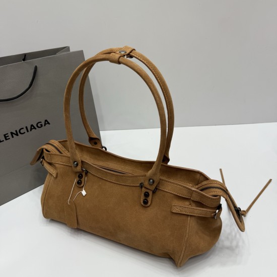 Frosted brown Balenciag Le city cross section biker bag must Amway 0 as the global spokesman kritt the same style it directly in the fashion circle shark crazy classic black leather texture pull full of old hardware through the retro flavor casual and uni