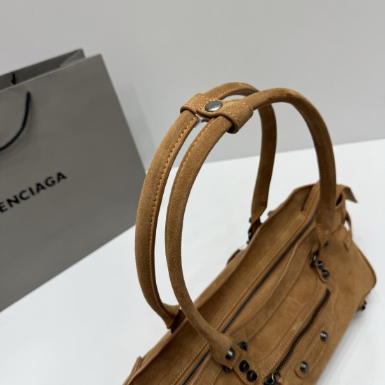 Frosted brown Balenciag Le city cross section biker bag must Amway 0 as the global spokesman kritt the same style it directly in the fashion circle shark crazy classic black leather texture pull full of old hardware through the retro flavor casual and uni