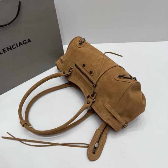 Frosted brown Balenciag Le city cross section biker bag must Amway 0 as the global spokesman kritt the same style it directly in the fashion circle shark crazy classic black leather texture pull full of old hardware through the retro flavor casual and uni