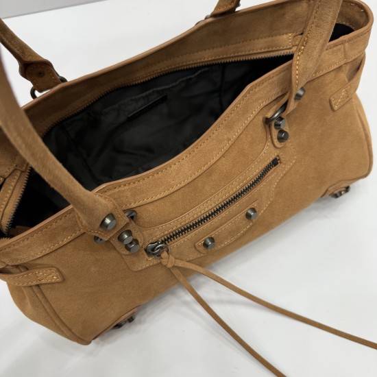 Frosted brown Balenciag Le city cross section biker bag must Amway 0 as the global spokesman kritt the same style it directly in the fashion circle shark crazy classic black leather texture pull full of old hardware through the retro flavor casual and uni