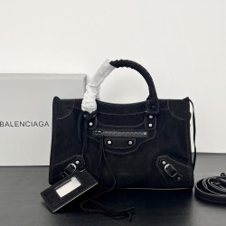 Medium Frosted Black New Le City Biker Bag A classic reinterpreted A return to the iconic bag first introduced in 2000 BALENCIAGA Le City is reintroduced in luxurious Arena leather The reintroduction of the Le City emphasizes vintage detailing, including 