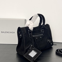 Medium Frosted Black New Le City Biker Bag A classic reinterpreted A return to the iconic bag first introduced in 2000 BALENCIAGA Le City is reintroduced in luxurious Arena leather The reintroduction of the Le City emphasizes vintage detailing, including 