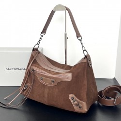 380360 Balengiag le city moto large biker bag is back in full force If you like the biker bag's studded functionality but want it to be a little more minimalist, we strongly recommend that you choose the moto lightweight and large capacity, the whole bag 