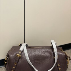 380 also has its own croissant, the bubble leather underarm bag is retro and a little bit biker style, the weight and capacity is large enough for daily commuting, the shoulder strap can be adjusted.