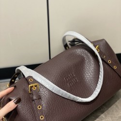 380 also has its own croissant, the bubble leather underarm bag is retro and a little bit biker style, the weight and capacity is large enough for daily commuting, the shoulder strap can be adjusted.