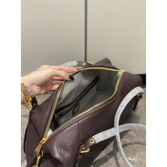 380 also has its own croissant, the bubble leather underarm bag is retro and a little bit biker style, the weight and capacity is large enough for daily commuting, the shoulder strap can be adjusted.