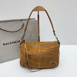 Frosted leather brown Balenciag new horizontal handheld camera biker bag more and more hot Parisian biker bag is finally a new model in the traditional biker bag to improve the classic biker elements full of rock and roll atmosphere of bold and avant-gard