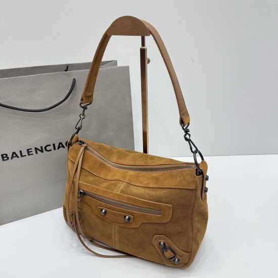 Frosted leather brown Balenciag new horizontal handheld camera biker bag more and more hot Parisian biker bag is finally a new model in the traditional biker bag to improve the classic biker elements full of rock and roll atmosphere of bold and avant-gard