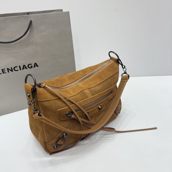 Frosted leather brown Balenciag new horizontal handheld camera biker bag more and more hot Parisian biker bag is finally a new model in the traditional biker bag to improve the classic biker elements full of rock and roll atmosphere of bold and avant-gard