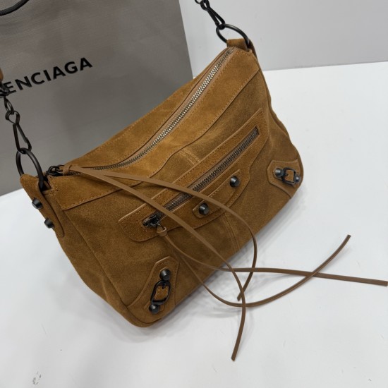 Frosted leather brown Balenciag new horizontal handheld camera biker bag more and more hot Parisian biker bag is finally a new model in the traditional biker bag to improve the classic biker elements full of rock and roll atmosphere of bold and avant-gard