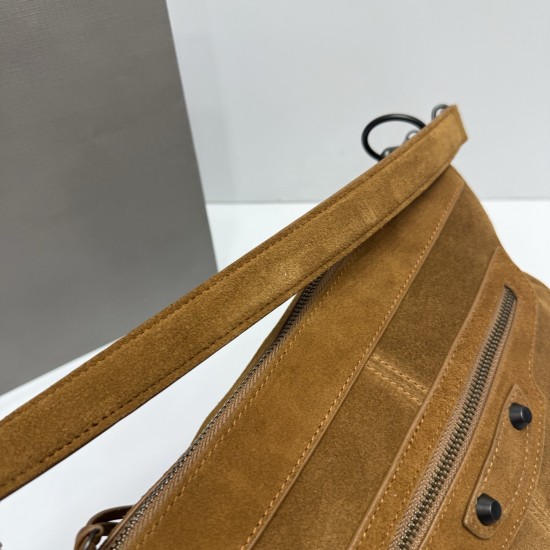 Frosted leather brown Balenciag new horizontal handheld camera biker bag more and more hot Parisian biker bag is finally a new model in the traditional biker bag to improve the classic biker elements full of rock and roll atmosphere of bold and avant-gard