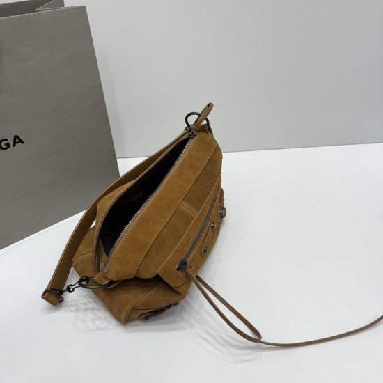 Frosted leather brown Balenciag new horizontal handheld camera biker bag more and more hot Parisian biker bag is finally a new model in the traditional biker bag to improve the classic biker elements full of rock and roll atmosphere of bold and avant-gard