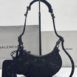 Small frosted black spot Balenciag Le Cagole half-moon tooth armpit bag crossbody bag king bomb BB new favorite debut ah in the traditional biker bag on the improvement of the adjustable woven shoulder strap additional eyelets and hanging leather card bag