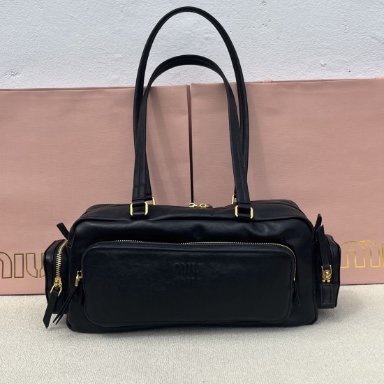 380 MiuMi25ss early spring models locomotive bag hot in the early spring models are really too grassy to continue the last season's unruly rebellious girl is also elegant retro bag using the top imported calfskin leather smooth and delicate soft sheepskin