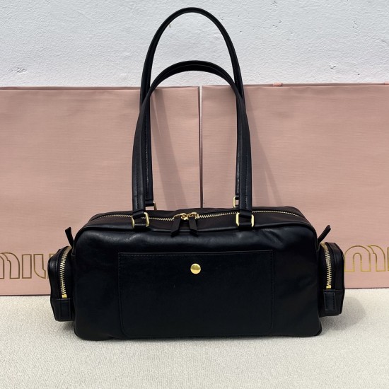 380 MiuMi25ss early spring models locomotive bag hot in the early spring models are really too grassy to continue the last season's unruly rebellious girl is also elegant retro bag using the top imported calfskin leather smooth and delicate soft sheepskin