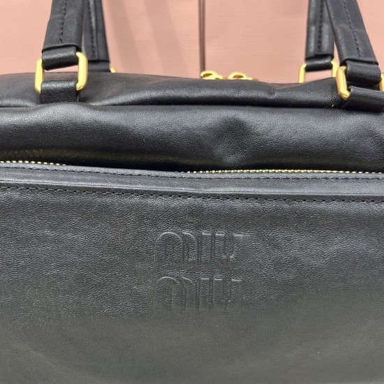 380 MiuMi25ss early spring models locomotive bag hot in the early spring models are really too grassy to continue the last season's unruly rebellious girl is also elegant retro bag using the top imported calfskin leather smooth and delicate soft sheepskin