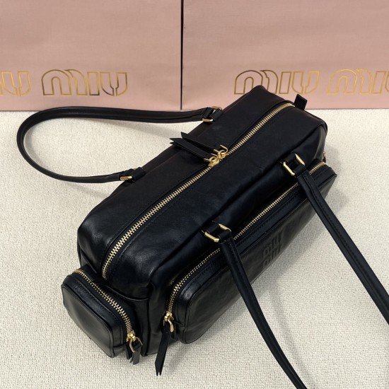 380 MiuMi25ss early spring models locomotive bag hot in the early spring models are really too grassy to continue the last season's unruly rebellious girl is also elegant retro bag using the top imported calfskin leather smooth and delicate soft sheepskin