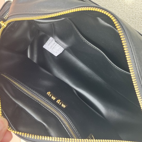 380 MiuMi25ss early spring models locomotive bag hot in the early spring models are really too grassy to continue the last season's unruly rebellious girl is also elegant retro bag using the top imported calfskin leather smooth and delicate soft sheepskin