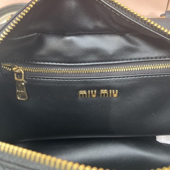 380 MiuMi25ss early spring models locomotive bag hot in the early spring models are really too grassy to continue the last season's unruly rebellious girl is also elegant retro bag using the top imported calfskin leather smooth and delicate soft sheepskin