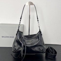 Balengiag le city moto large biker bag is back in full force if you like the biker bag rivets can feel but want it a little more minimalist strongly recommend that you choose moto weight lightweight capacity of the whole bag is also loose and loose the mo