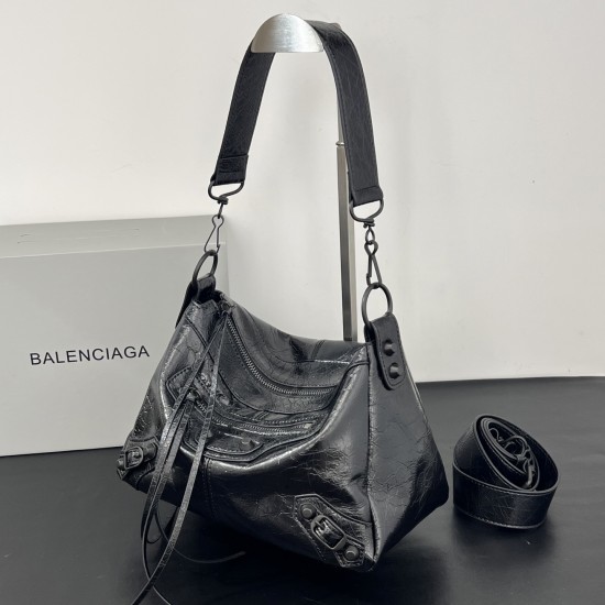 Balengiag le city moto large biker bag is back in full force if you like the biker bag rivets can feel but want it a little more minimalist strongly recommend that you choose moto weight lightweight capacity of the whole bag is also loose and loose the mo