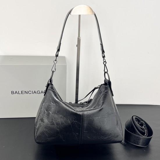 Balengiag le city moto large biker bag is back in full force if you like the biker bag rivets can feel but want it a little more minimalist strongly recommend that you choose moto weight lightweight capacity of the whole bag is also loose and loose the mo