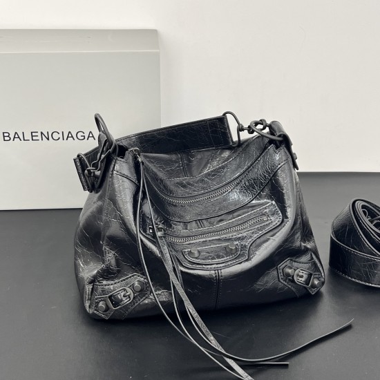 Balengiag le city moto large biker bag is back in full force if you like the biker bag rivets can feel but want it a little more minimalist strongly recommend that you choose moto weight lightweight capacity of the whole bag is also loose and loose the mo