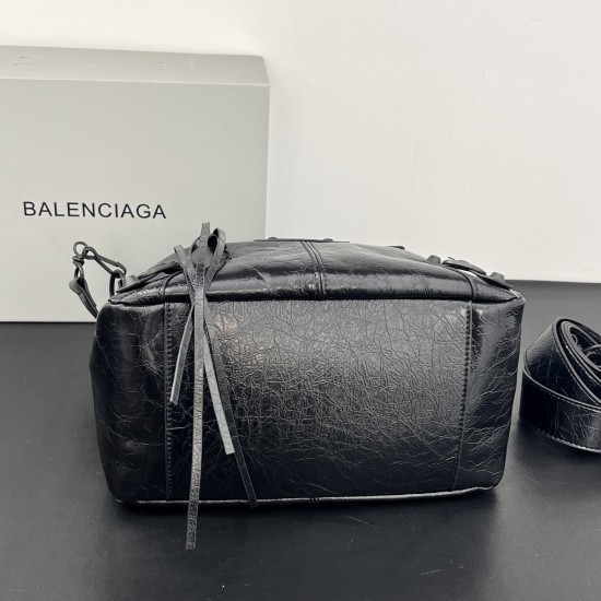 Balengiag le city moto large biker bag is back in full force if you like the biker bag rivets can feel but want it a little more minimalist strongly recommend that you choose moto weight lightweight capacity of the whole bag is also loose and loose the mo