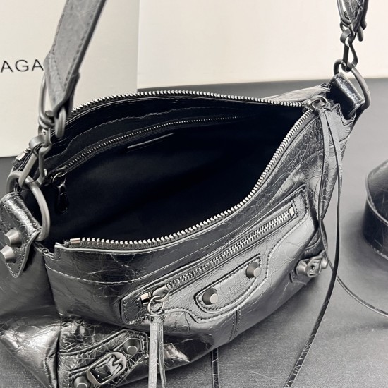 Balengiag le city moto large biker bag is back in full force if you like the biker bag rivets can feel but want it a little more minimalist strongly recommend that you choose moto weight lightweight capacity of the whole bag is also loose and loose the mo