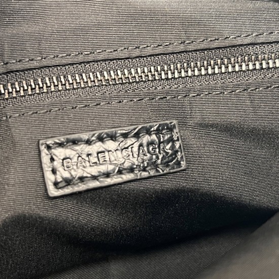 Balengiag le city moto large biker bag is back in full force if you like the biker bag rivets can feel but want it a little more minimalist strongly recommend that you choose moto weight lightweight capacity of the whole bag is also loose and loose the mo