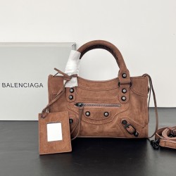 Small Frosted Curry New Le City biker bag A classic reinterpreted A return to the iconic bag first introduced in 2000 BALENCIAGA Le City is reintroduced in luxurious Arena leather The reintroduction of the Le City emphasizes vintage detailing, including t