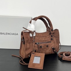 Small Frosted Curry New Le City biker bag A classic reinterpreted A return to the iconic bag first introduced in 2000 BALENCIAGA Le City is reintroduced in luxurious Arena leather The reintroduction of the Le City emphasizes vintage detailing, including t