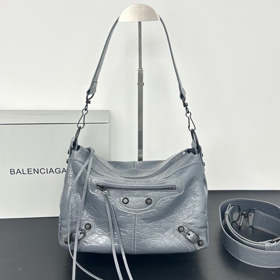 380360 Balengiag le city moto large biker bag is back in full force If you like the biker bag's studded functionality but want it to be a little more minimalist, we strongly recommend that you choose the moto light weight and large capacity, the whole bag