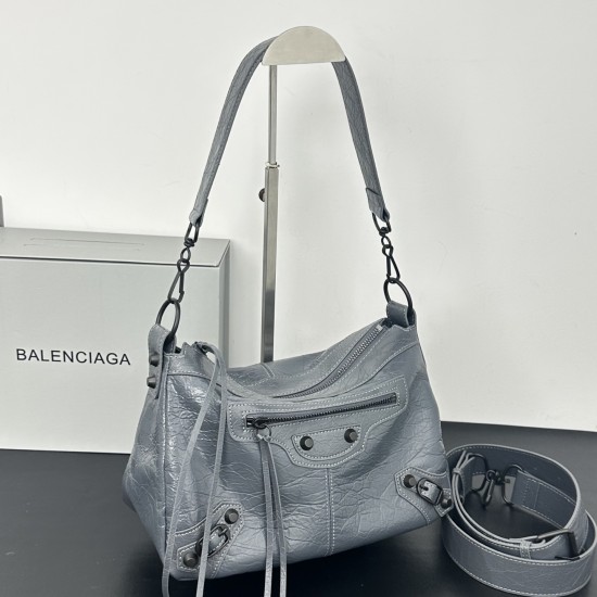 380360 Balengiag le city moto large biker bag is back in full force If you like the biker bag's studded functionality but want it to be a little more minimalist, we strongly recommend that you choose the moto light weight and large capacity, the whole bag