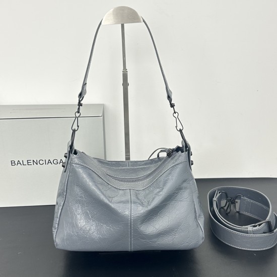 380360 Balengiag le city moto large biker bag is back in full force If you like the biker bag's studded functionality but want it to be a little more minimalist, we strongly recommend that you choose the moto light weight and large capacity, the whole bag