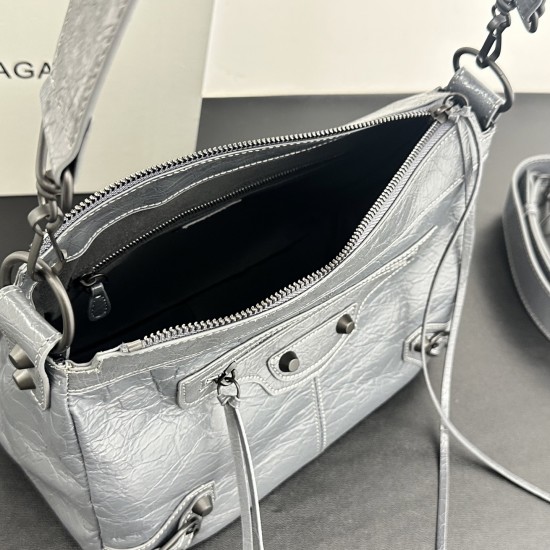 380360 Balengiag le city moto large biker bag is back in full force If you like the biker bag's studded functionality but want it to be a little more minimalist, we strongly recommend that you choose the moto light weight and large capacity, the whole bag