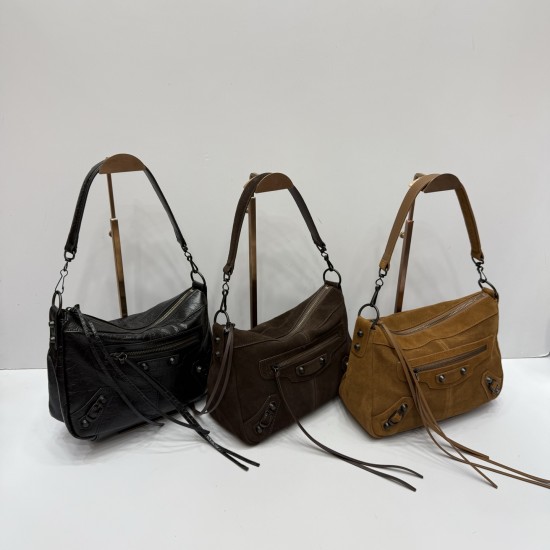 The new spot out Balenciag new RCity Moto crossbody bag classic biker bag type uninhibited style with super high-grade texture is simply great crossbody hand carry armpit can be sweet or cool bag type soft collapsible drop is very casual loose lazy feelin