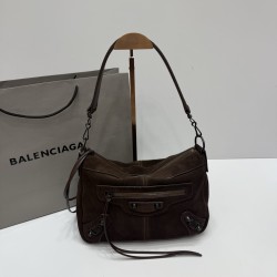 The new spot out Balenciag new RCity Moto crossbody bag classic biker bag type uninhibited style with super high-grade texture is simply great crossbody hand carry armpit can be sweet or cool bag type soft collapsible drop is very casual loose lazy feelin
