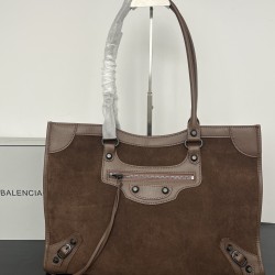 Balenciag spring biker outIet not to be missed is a practical design mini size best suited to shoulder-length pants only medium size and due to its light weight also has a sense of delivery not only easy to store but also the switch is magnetized to provi