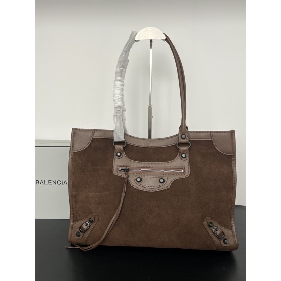 Balenciag spring biker outIet not to be missed is a practical design mini size best suited to shoulder-length pants only medium size and due to its light weight also has a sense of delivery not only easy to store but also the switch is magnetized to provi